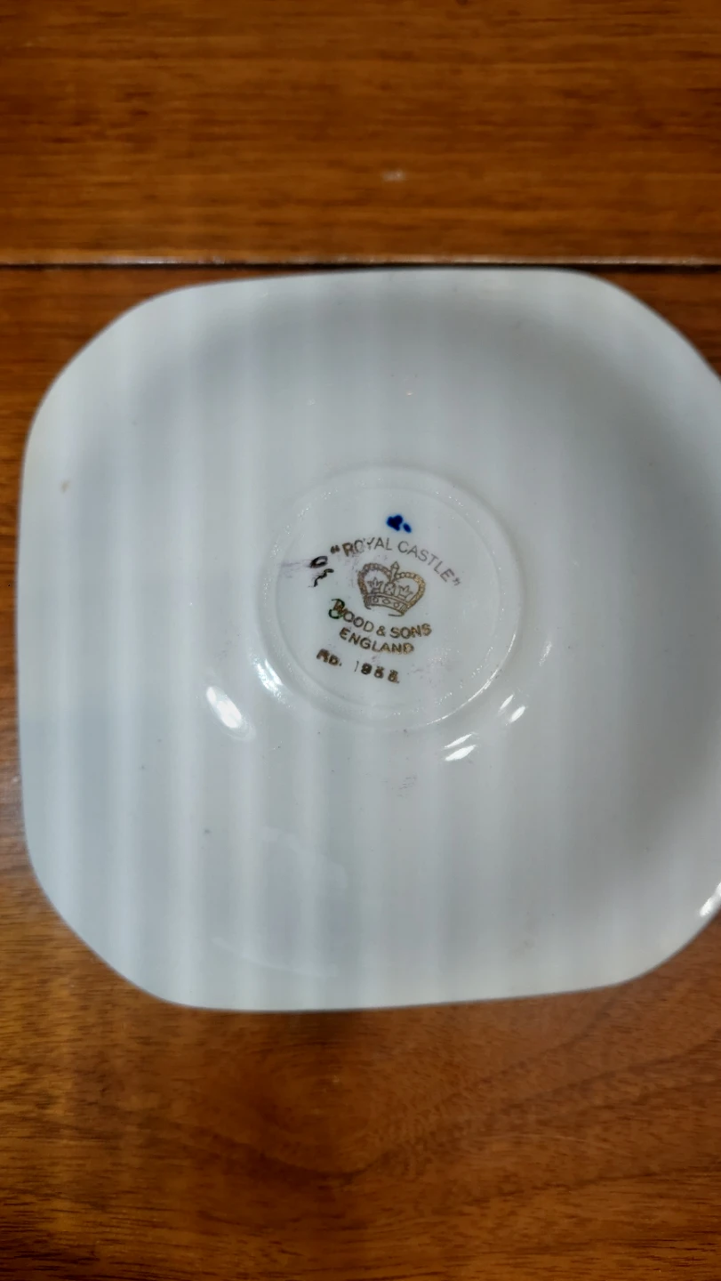 Royal Castle England Saucer - photo 2