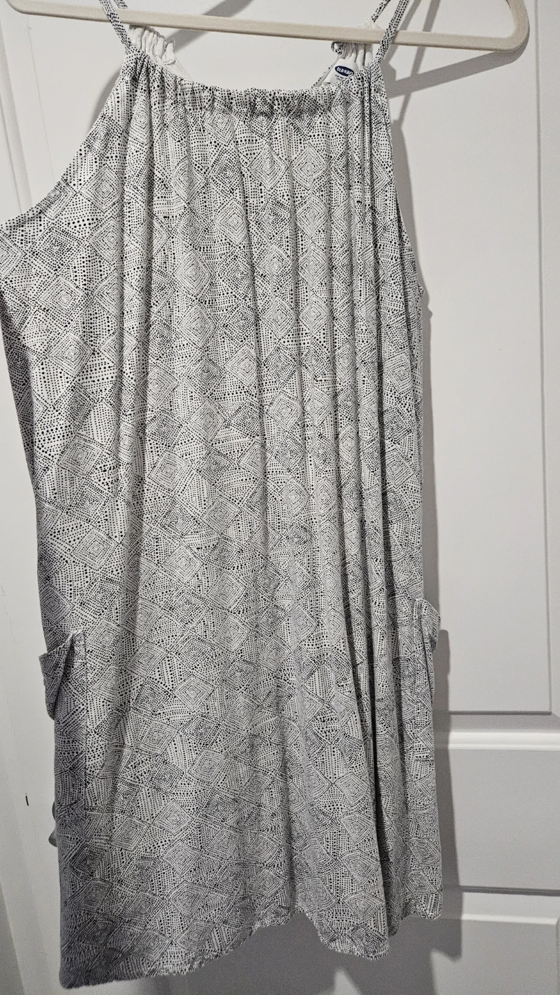 Size Medium, Old Navy Women's Black & White Sleeveless Dress