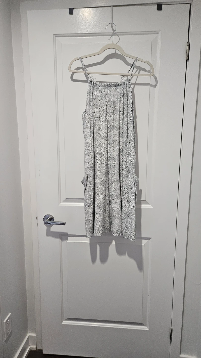 Size Medium, Old Navy Women's Black & White Sleeveless Dress - photo 5