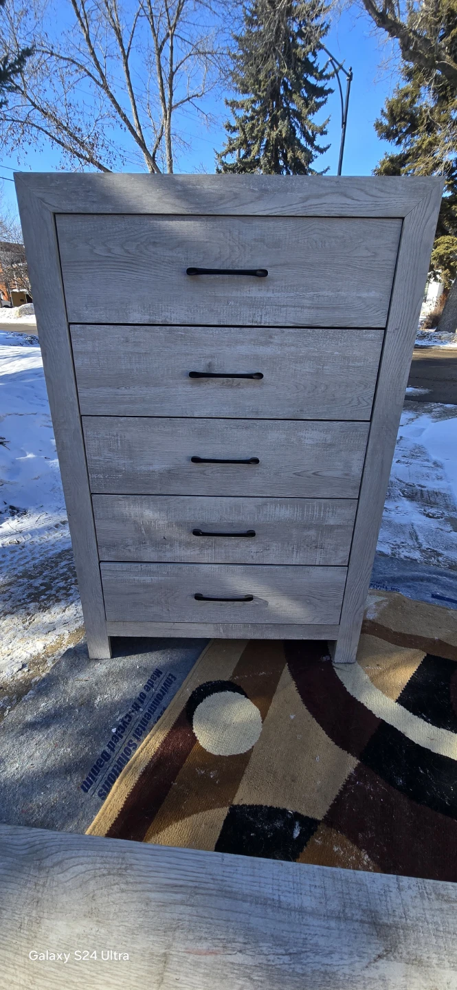 Light Grey Distressed Wood Bedroom Set w/ Dresser Mirror - photo 2