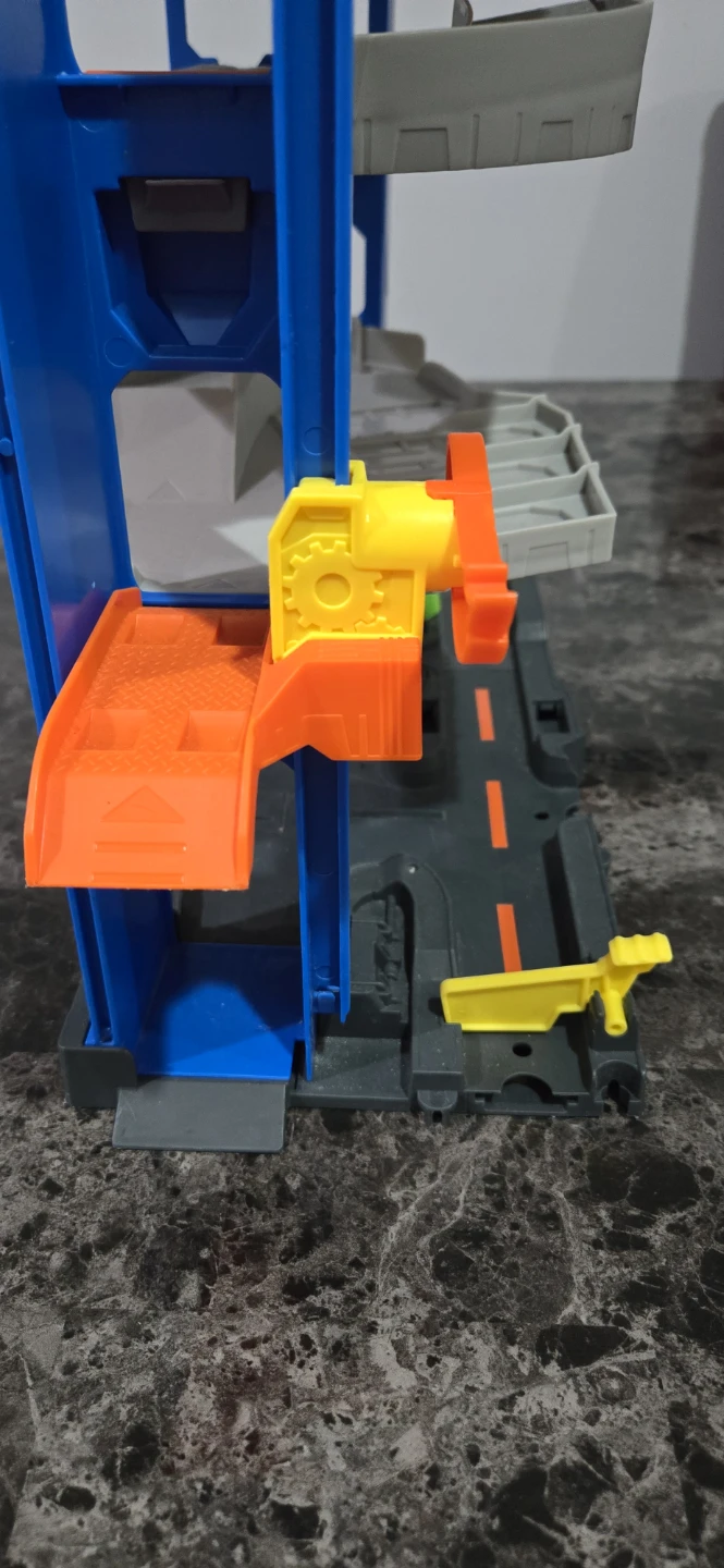 Hot Wheels Stunt Garage Playset - photo 3