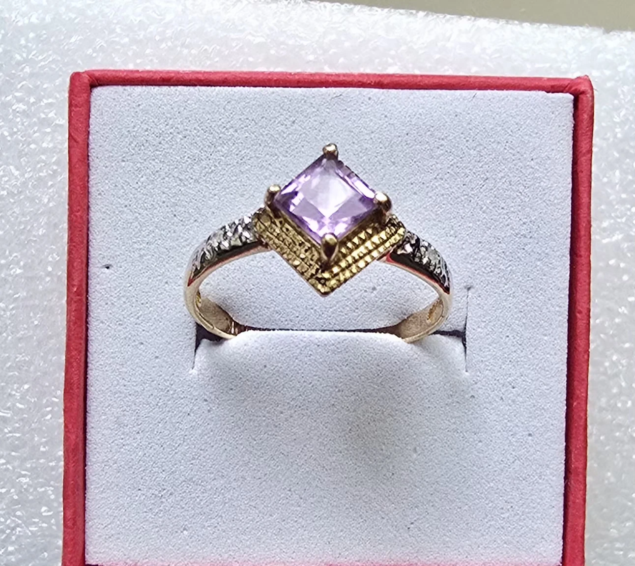 Like new Womens 10K Real Gold With Amethyst Center Stone