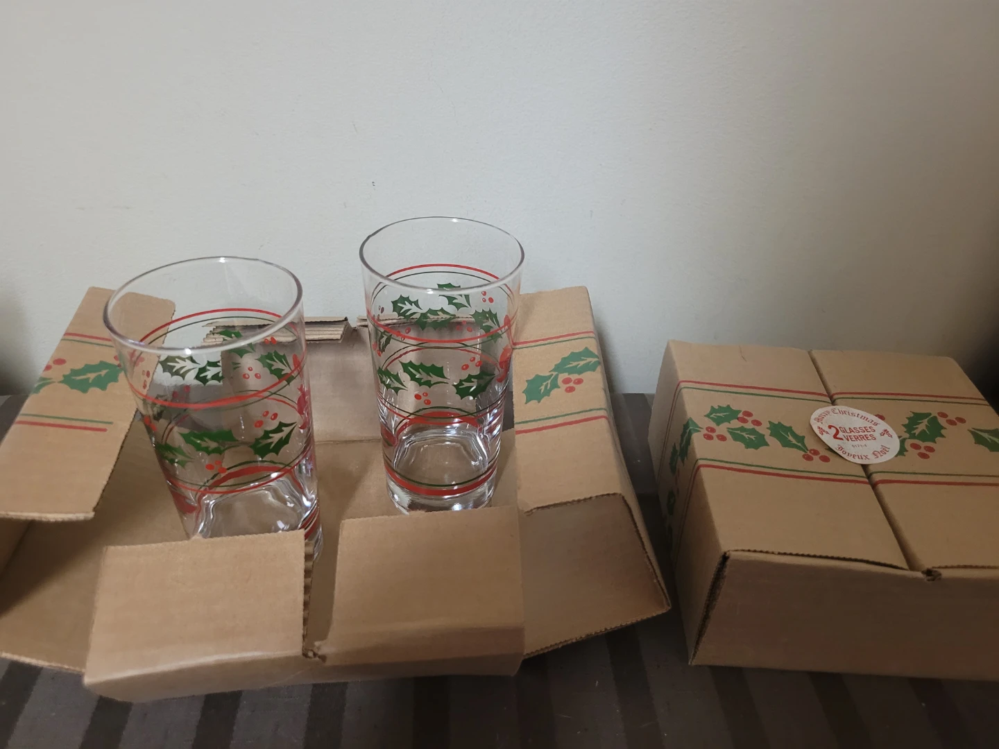 Vintage Mistletoe & Bow Christmas Glasses - Set of 4