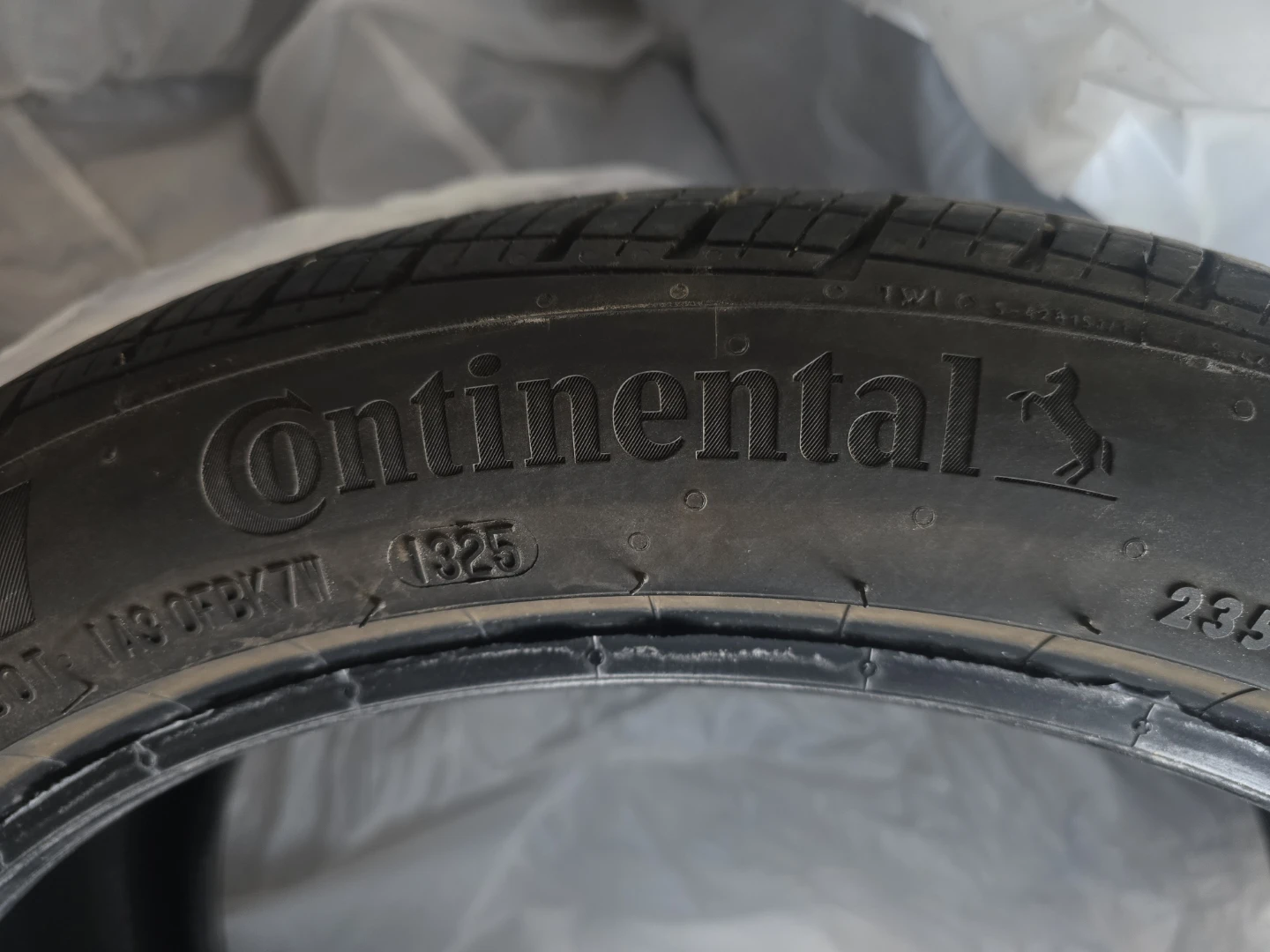 Continental 235/40 R18 Tire