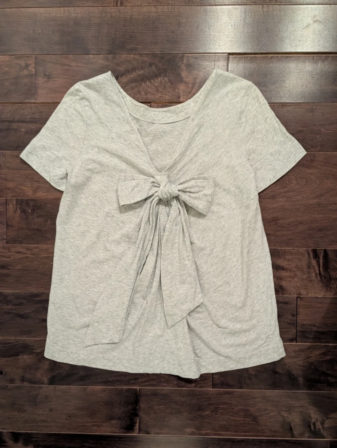 Banana Republic T-Shirt w Bow-tie V-cut Back