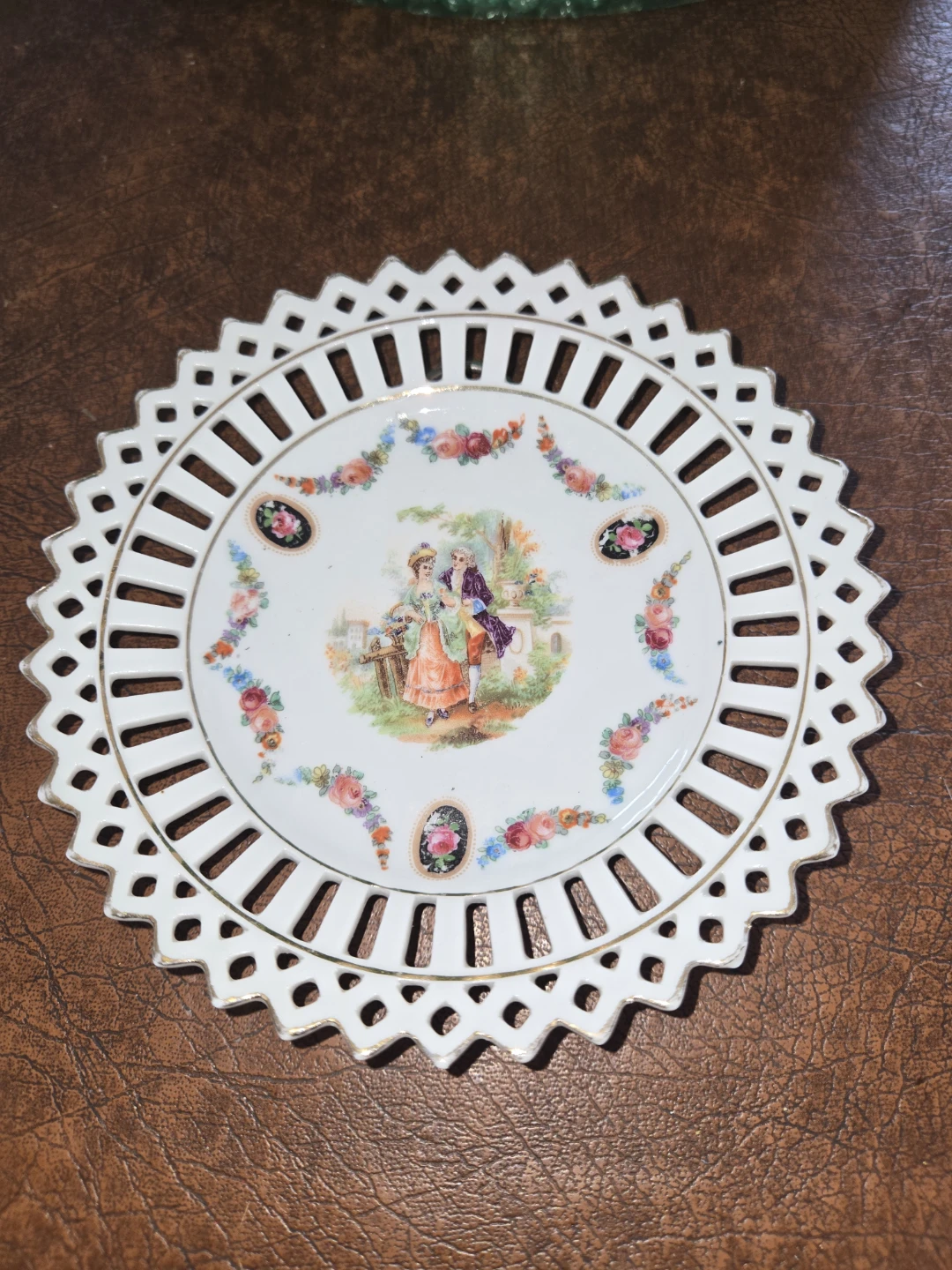 Decorative Lattice Plate with Romantic Scene - photo 2