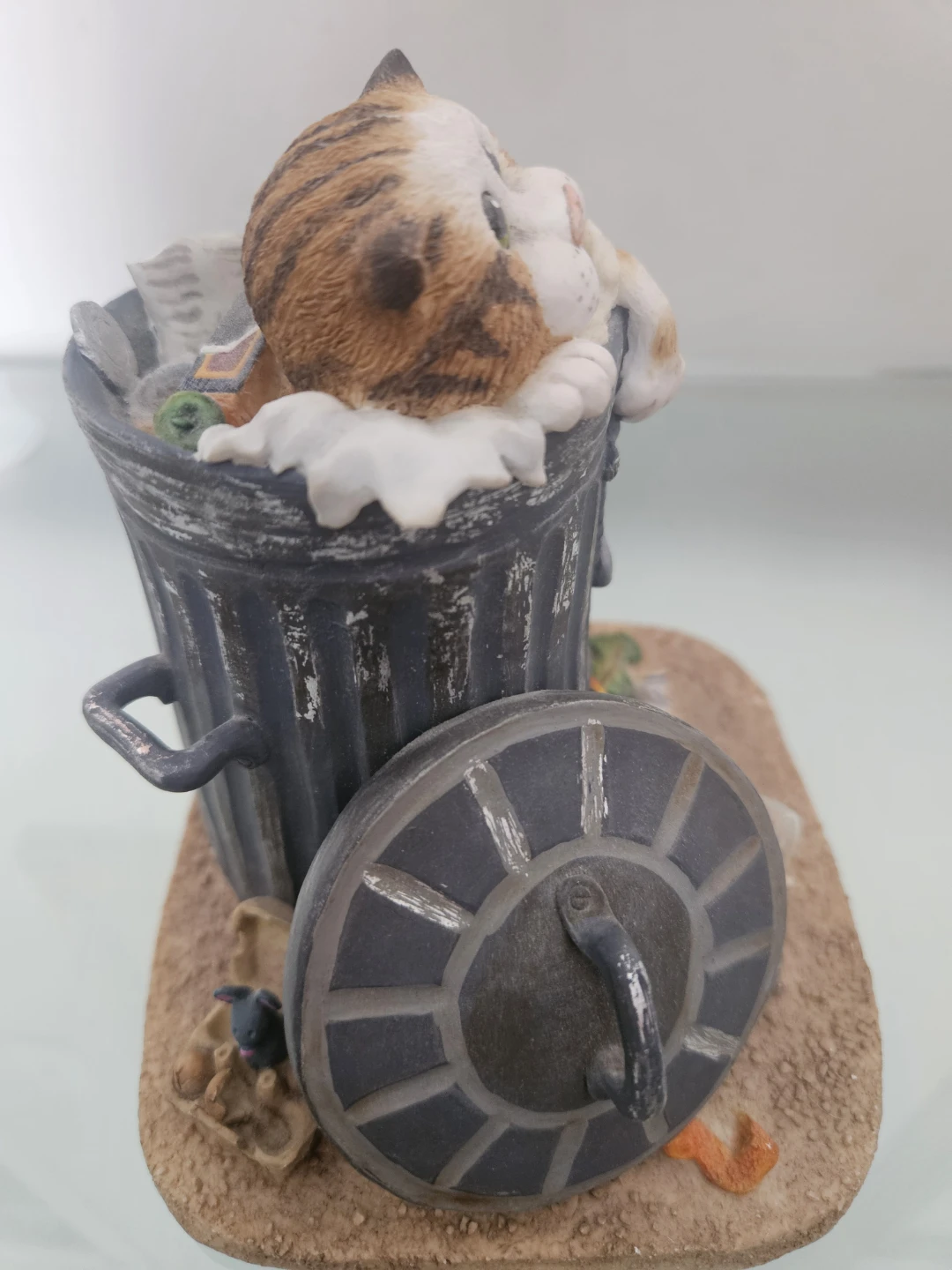 Comic & Curious Cats The Collector Figurine - photo 3
