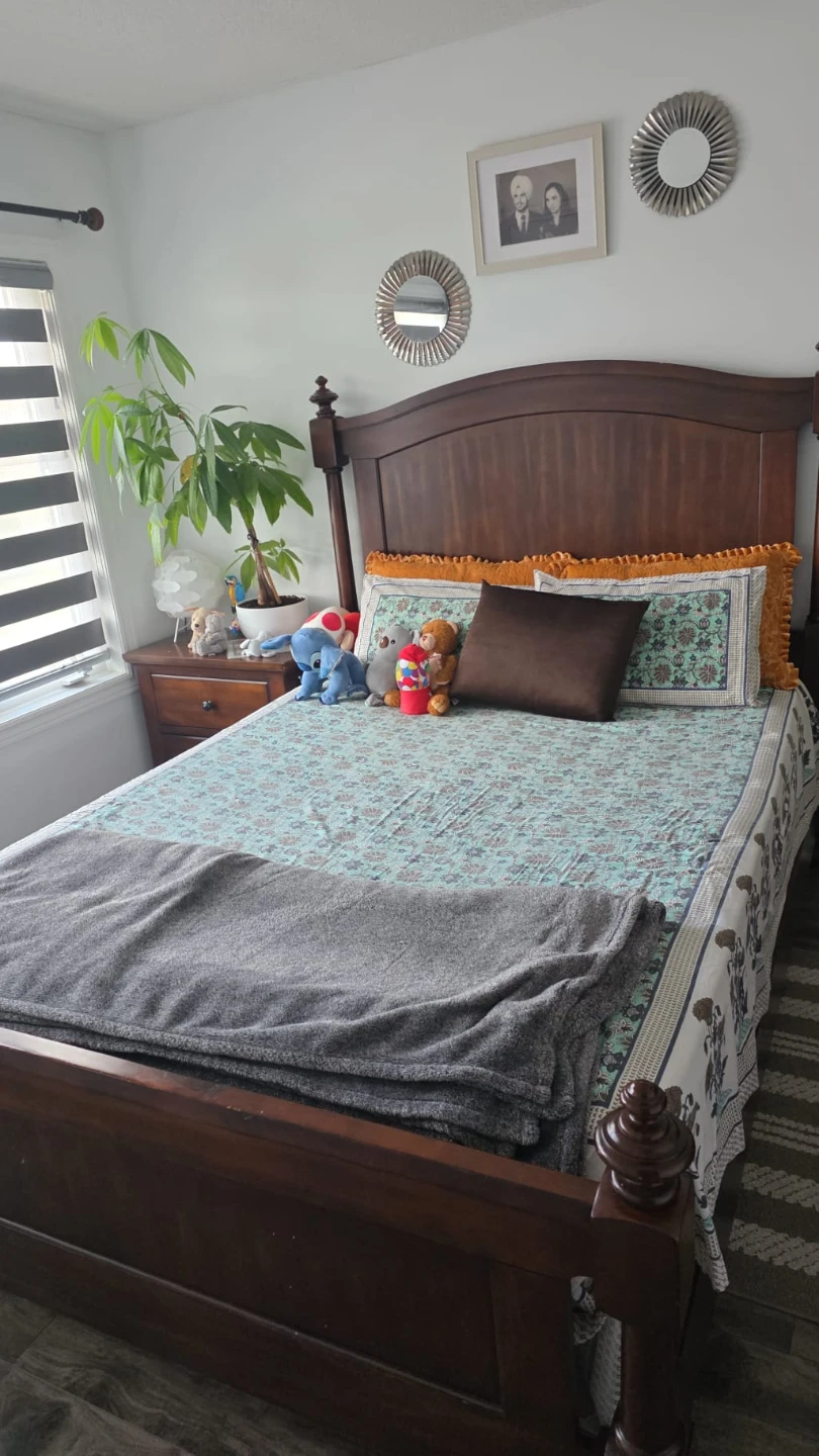 Solid Wood Bedroom Furniture Set