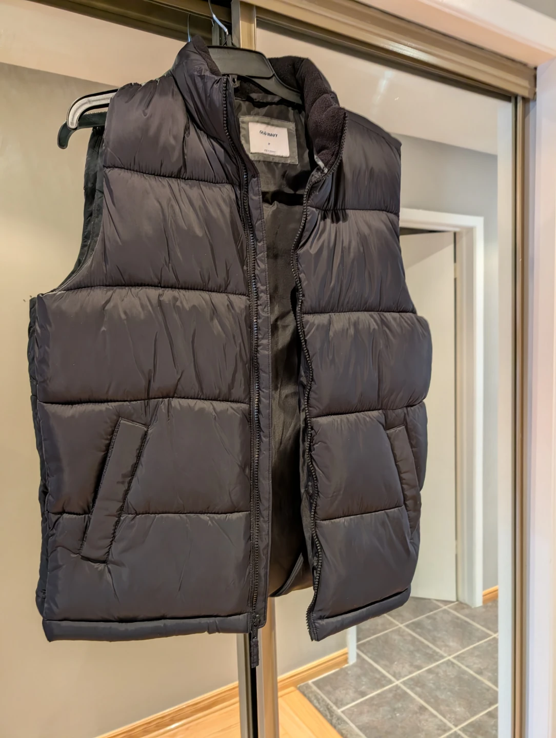 Old Navy Black Puffer Vest - Size M