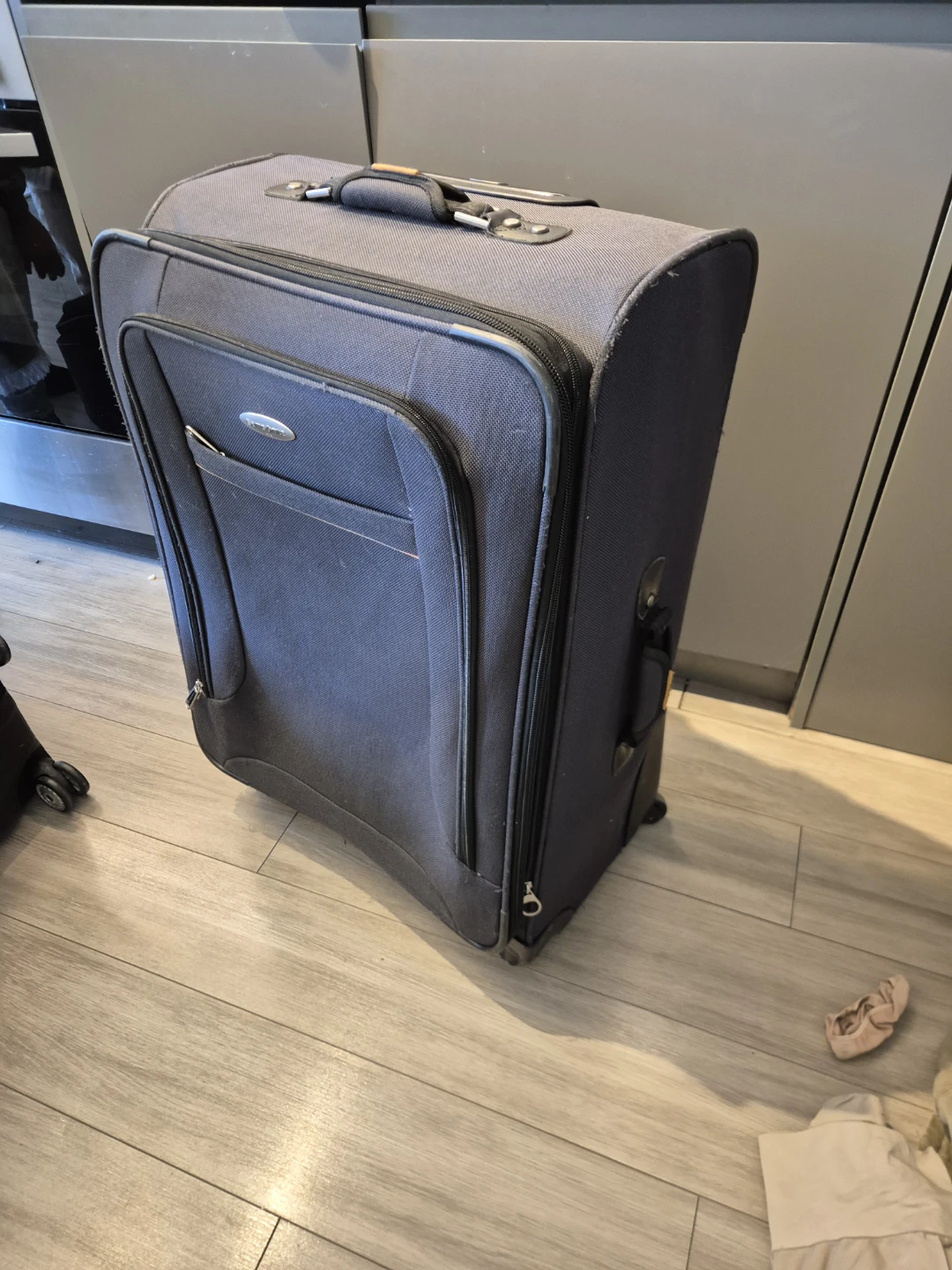 Large Samsonite Rolling Suitcase 🧡