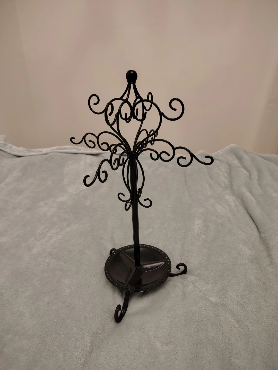 Black filigree metal decorative jewelry stand