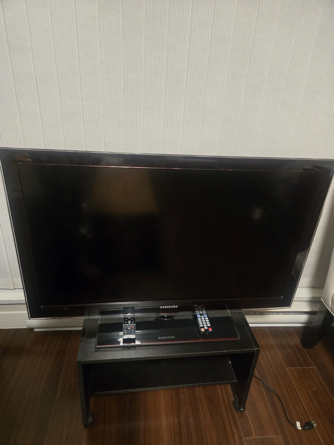 Samsung TV 41 inch and TV table