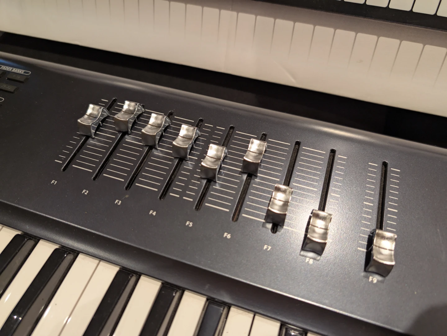 Behringer Motör61 midi keyboard - photo 2