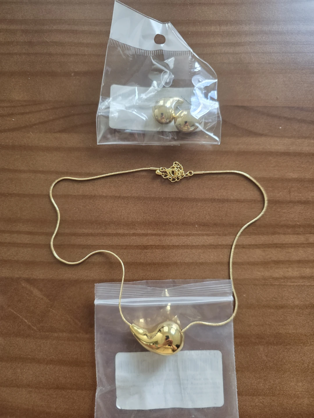Gold Tone Teardrop Pendant Necklace and Stud Earrings Set
