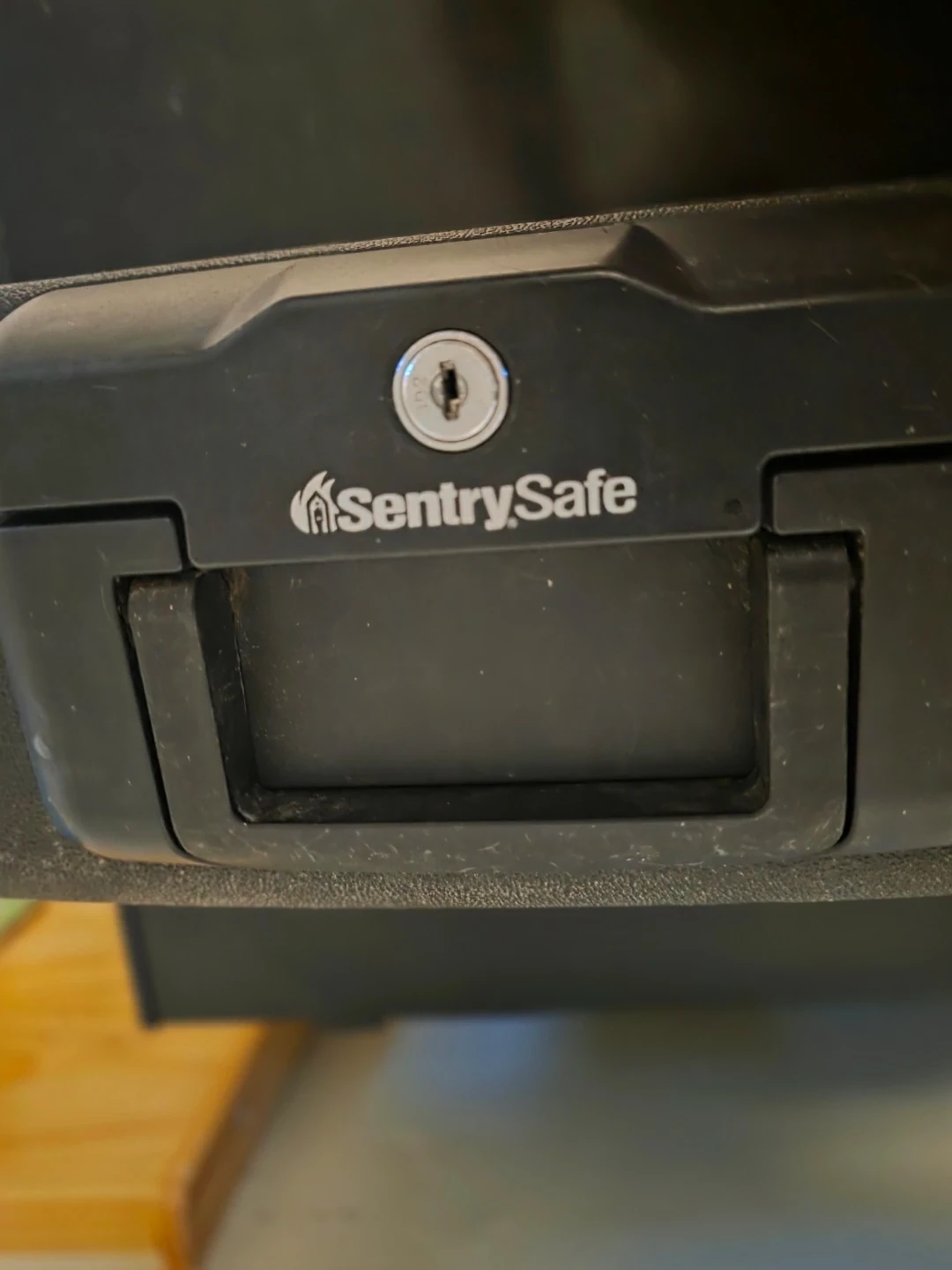 Sentry safe fire proofroof with 2 keys - photo 2
