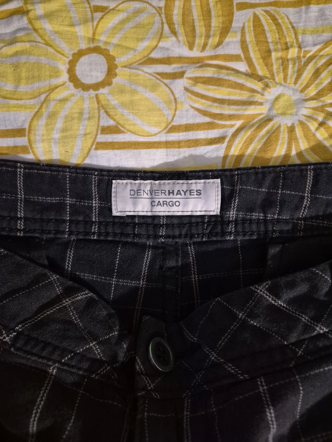 Black and grey plaid cargo shorts - photo 4