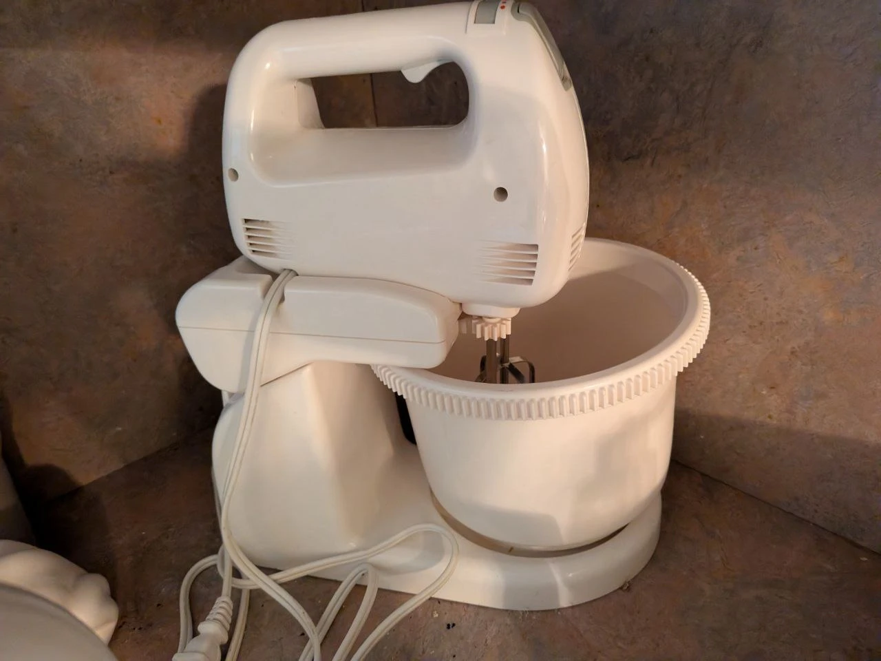 White Stand Mixer with Bowl