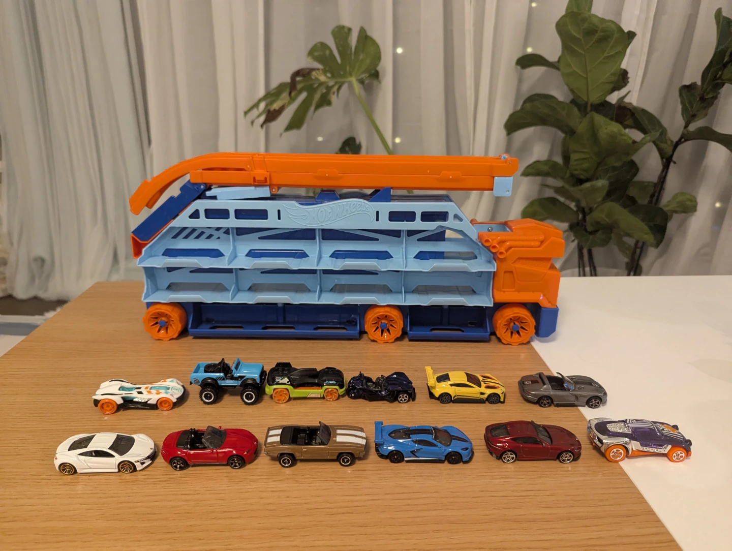 Hot Wheels Transporter and Track Set with 10 Cars