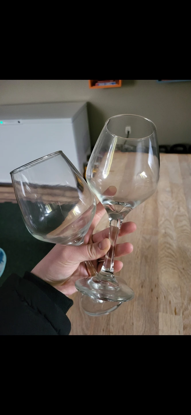 Set of 2 Clear Wine Glasses