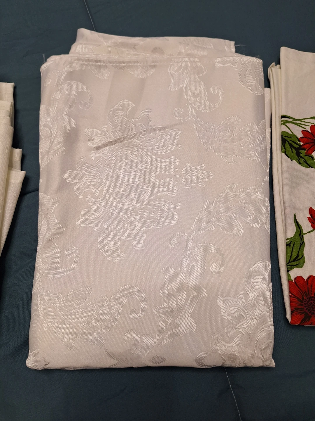 Tablecloths $5 ea 52x70 - photo 3