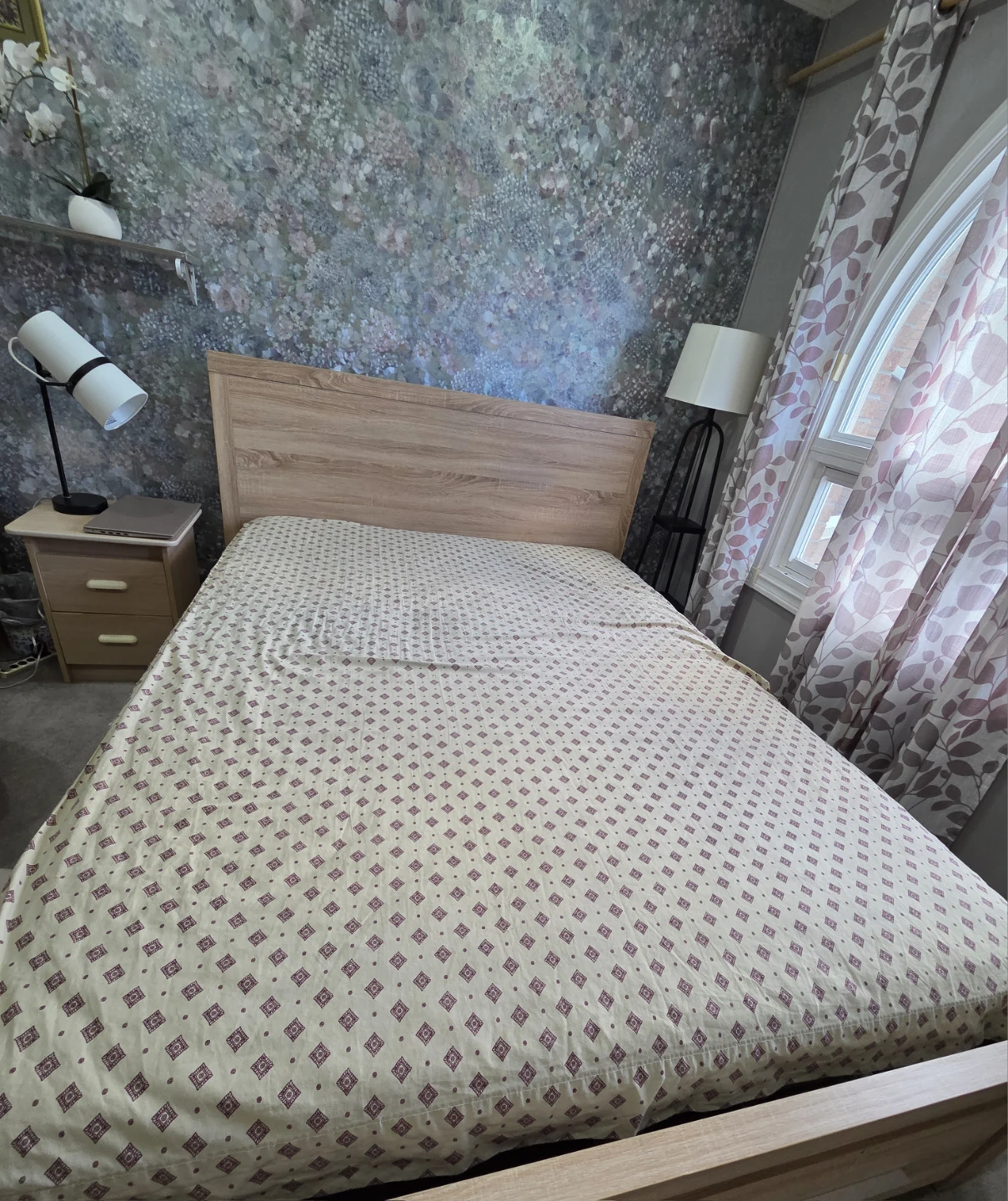 Oak Wood  Queen Bed Frame and one nightstand - photo 3