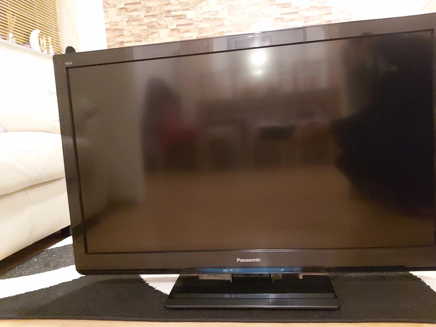 Panasonic TX-L37U3B 37" LCD TV - photo 3