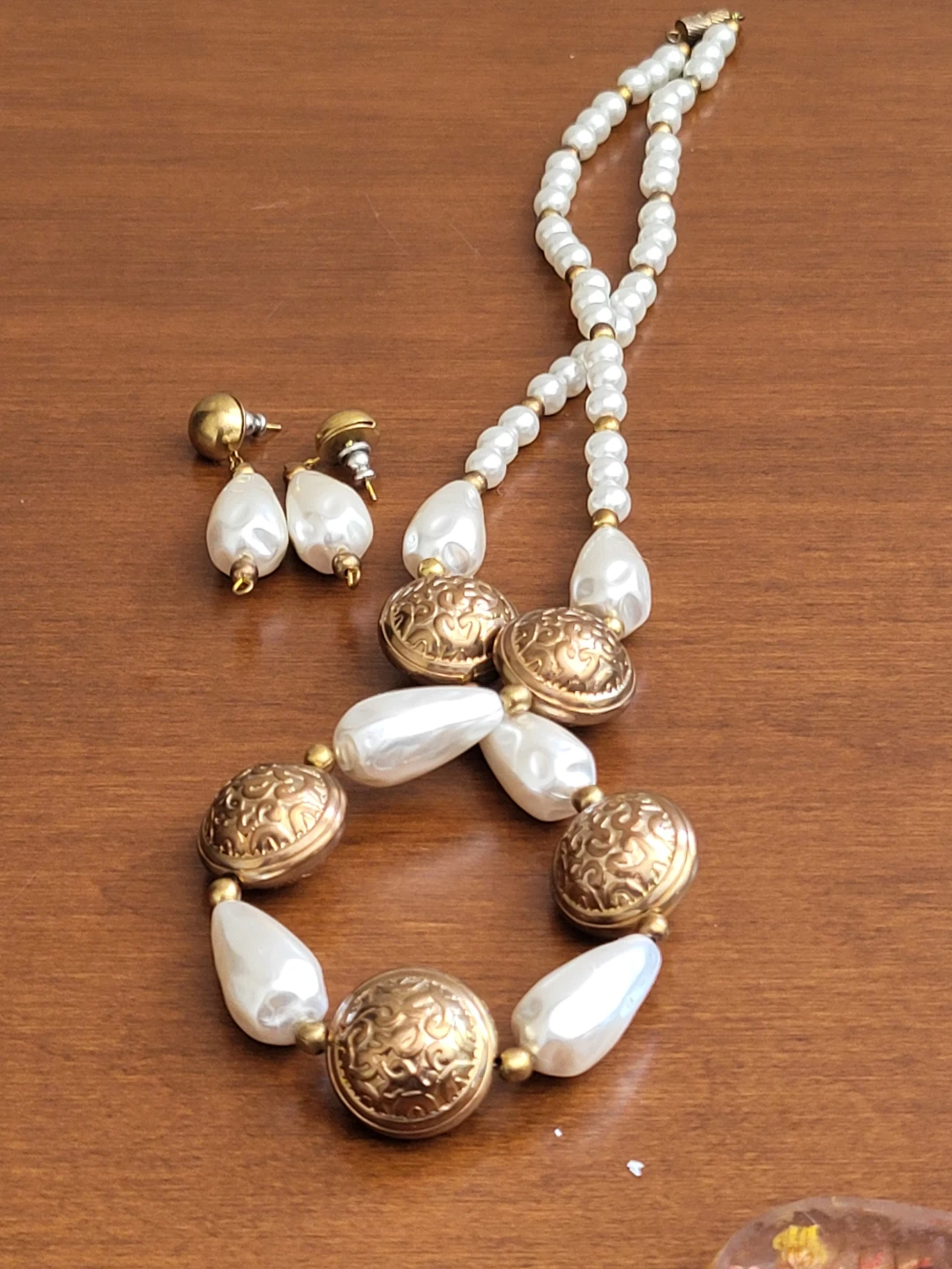 Pearl and gold/copper tone necklace and earring set