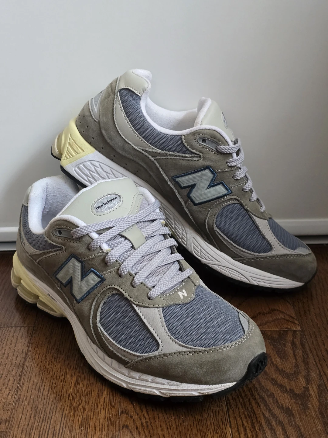 New Balance 2002R Sneakers - Men's US size 9
