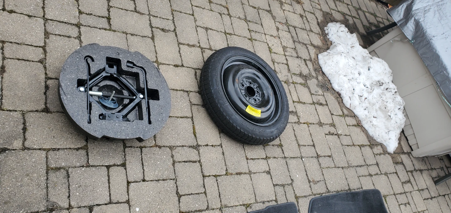 2014 Hyundai Sonata Floor Mats and Spare Tire Kit - photo 4