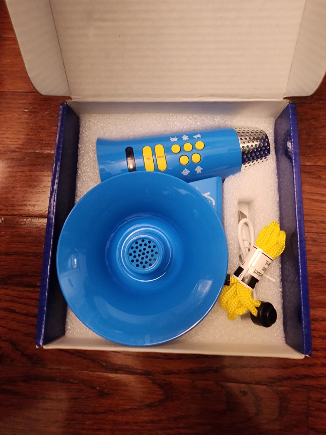 Wonder Tuts Voice FX 5-in-1 Voice Changer Megaphone - photo 3