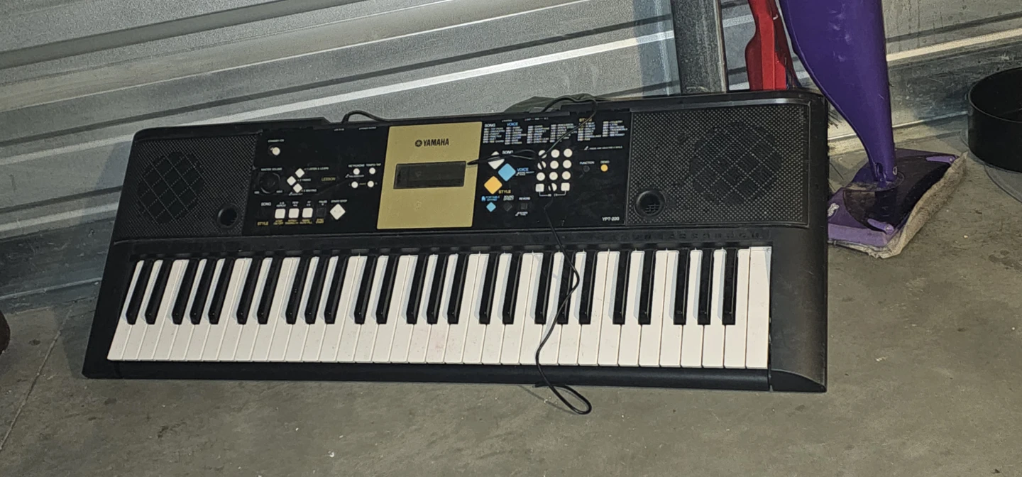 Yamaha YPT-220 Electronic Keyboard