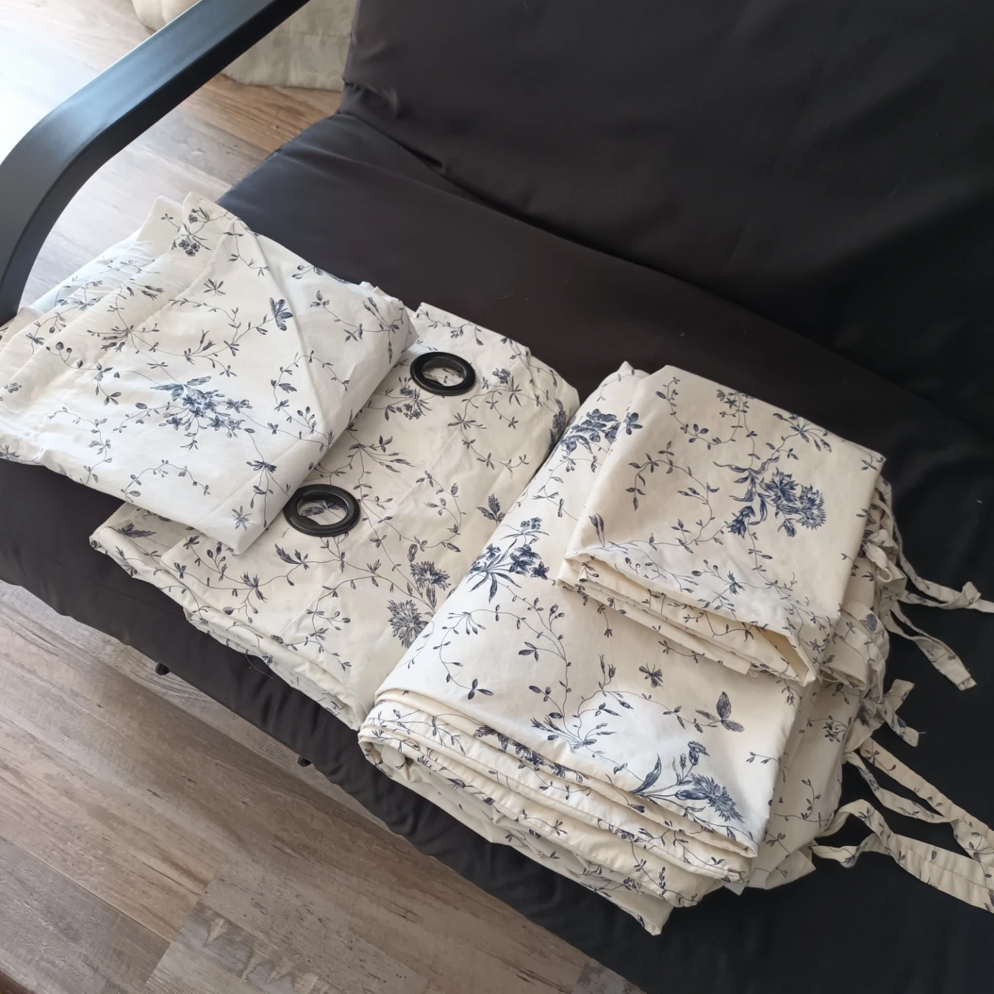 Twin size duvet cover plus matching pillow case and curtains