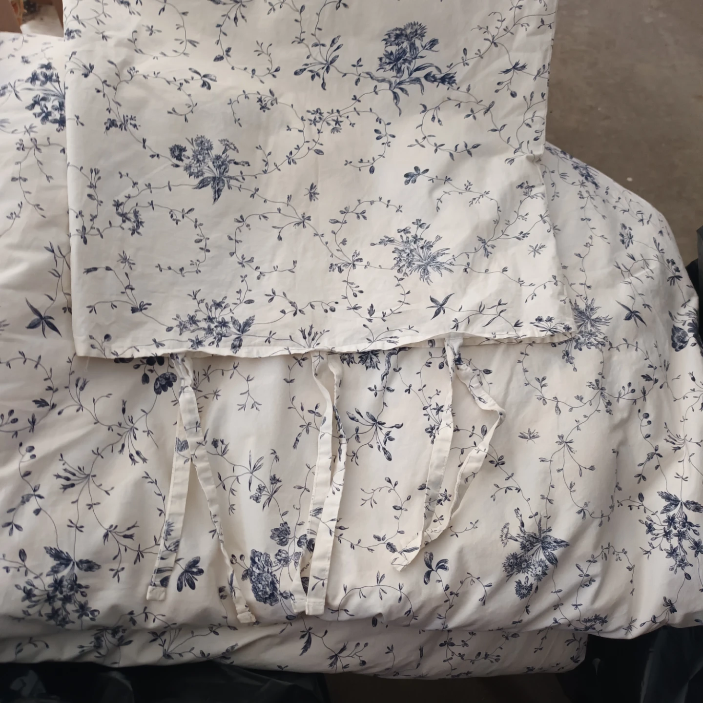 Twin size duvet cover plus matching pillow case and curtains - photo 2