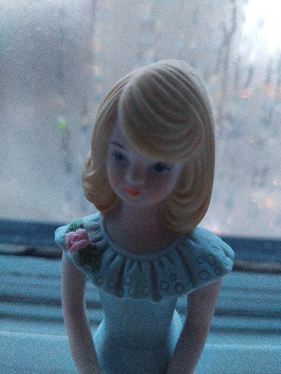Figurine of a girl holding a '14' sign - photo 2