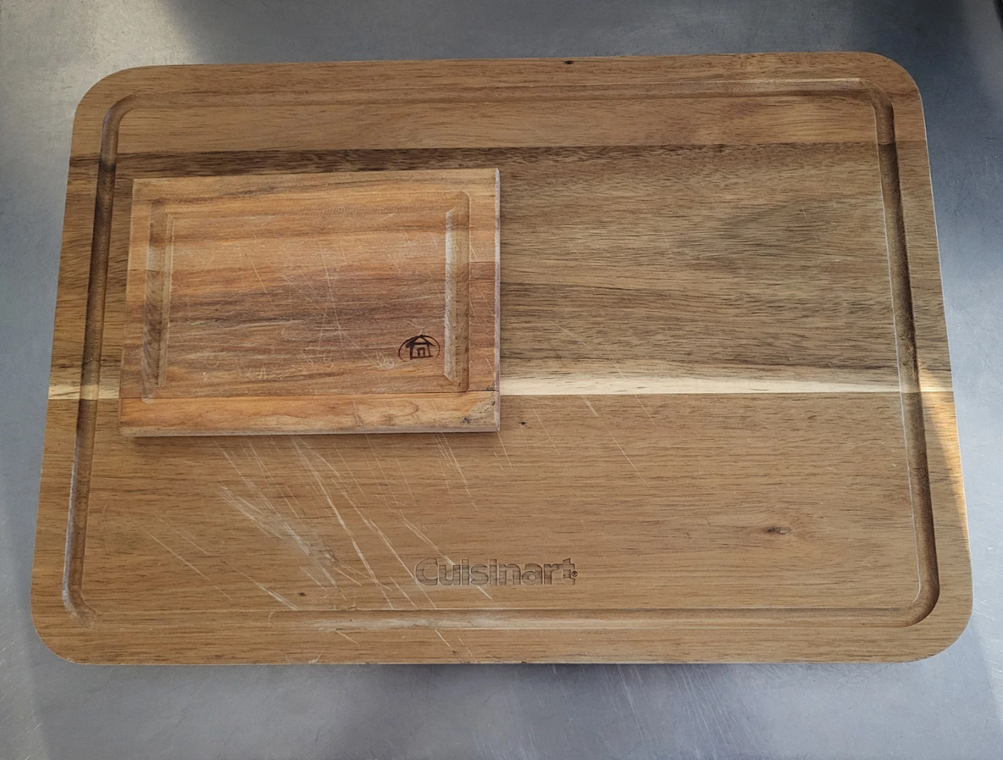 2 wood cutting boards