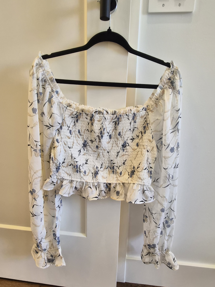 ESSUE Floral Smocked Long Sleeve Cropped Top