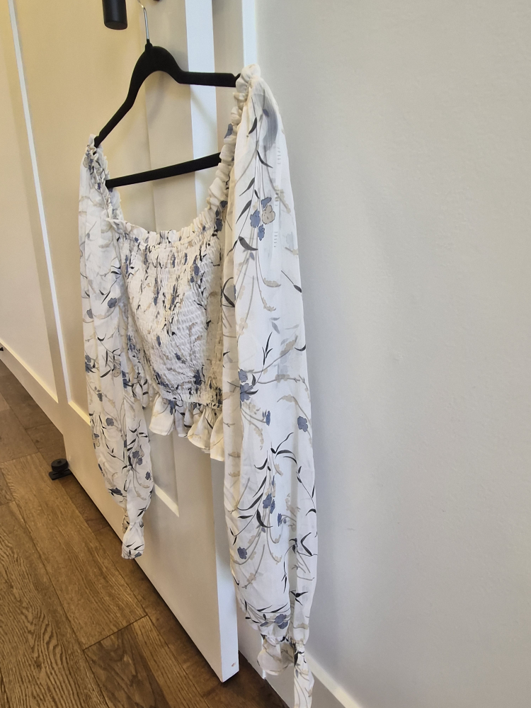 ESSUE Floral Smocked Long Sleeve Cropped Top - photo 3