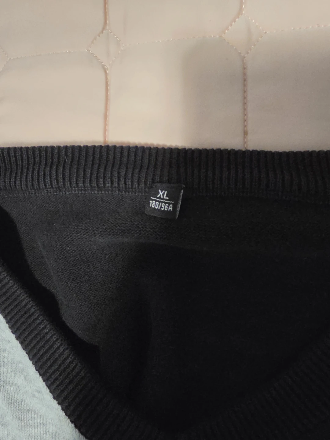 🥕 Men's XL Black & Grey Color Block V-Neck Sweater - photo 2