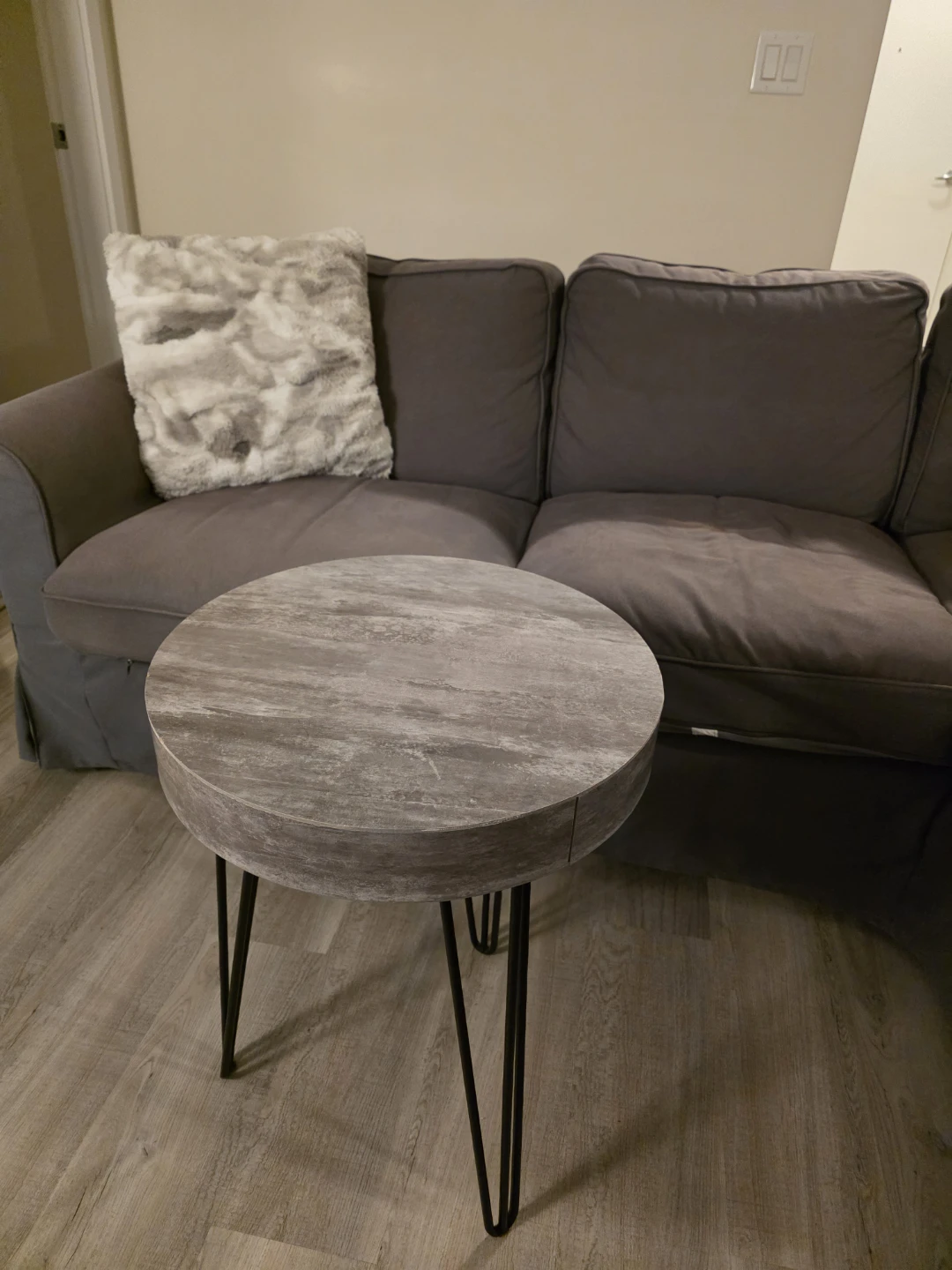 Round Coffee Table and 4 Fur Cusions