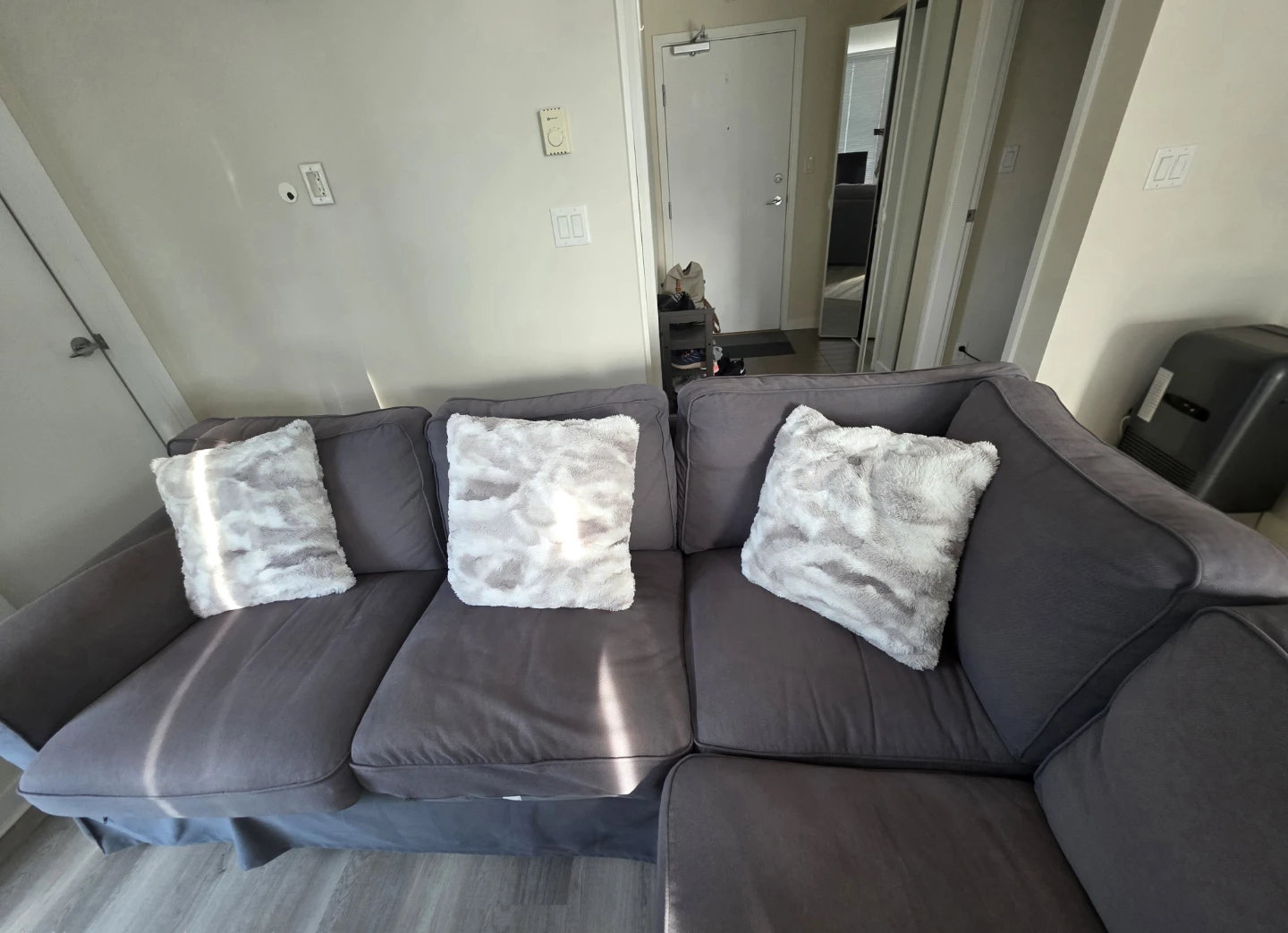 Round Coffee Table and 4 Fur Cusions - photo 2