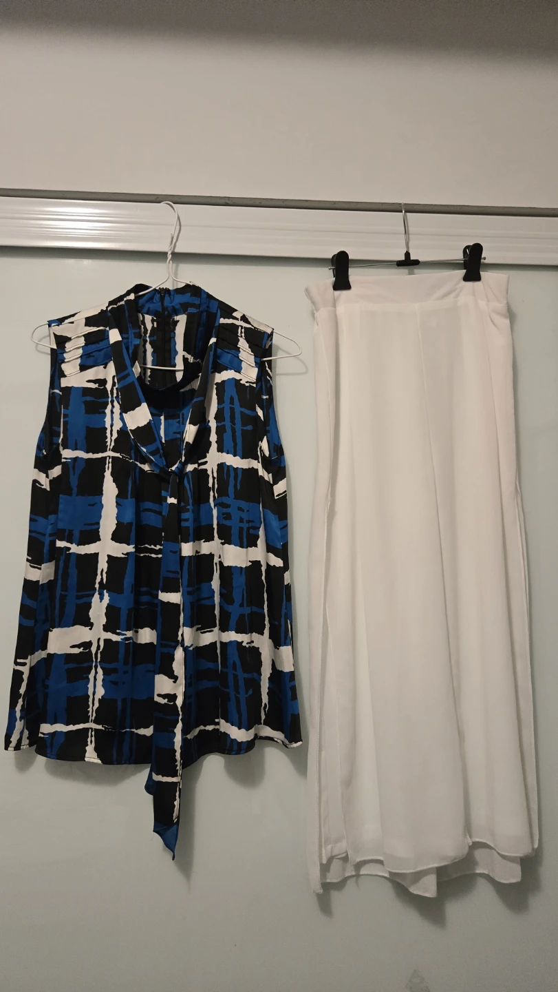 Sleeveless Blouse and White Pants Set - photo 2