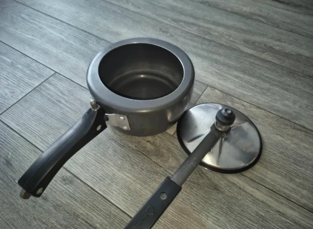 Small pressure cooker with lid, works perfectly. - photo 3