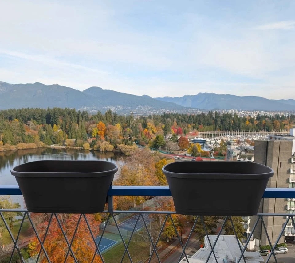 4 Railing Planters - photo 3