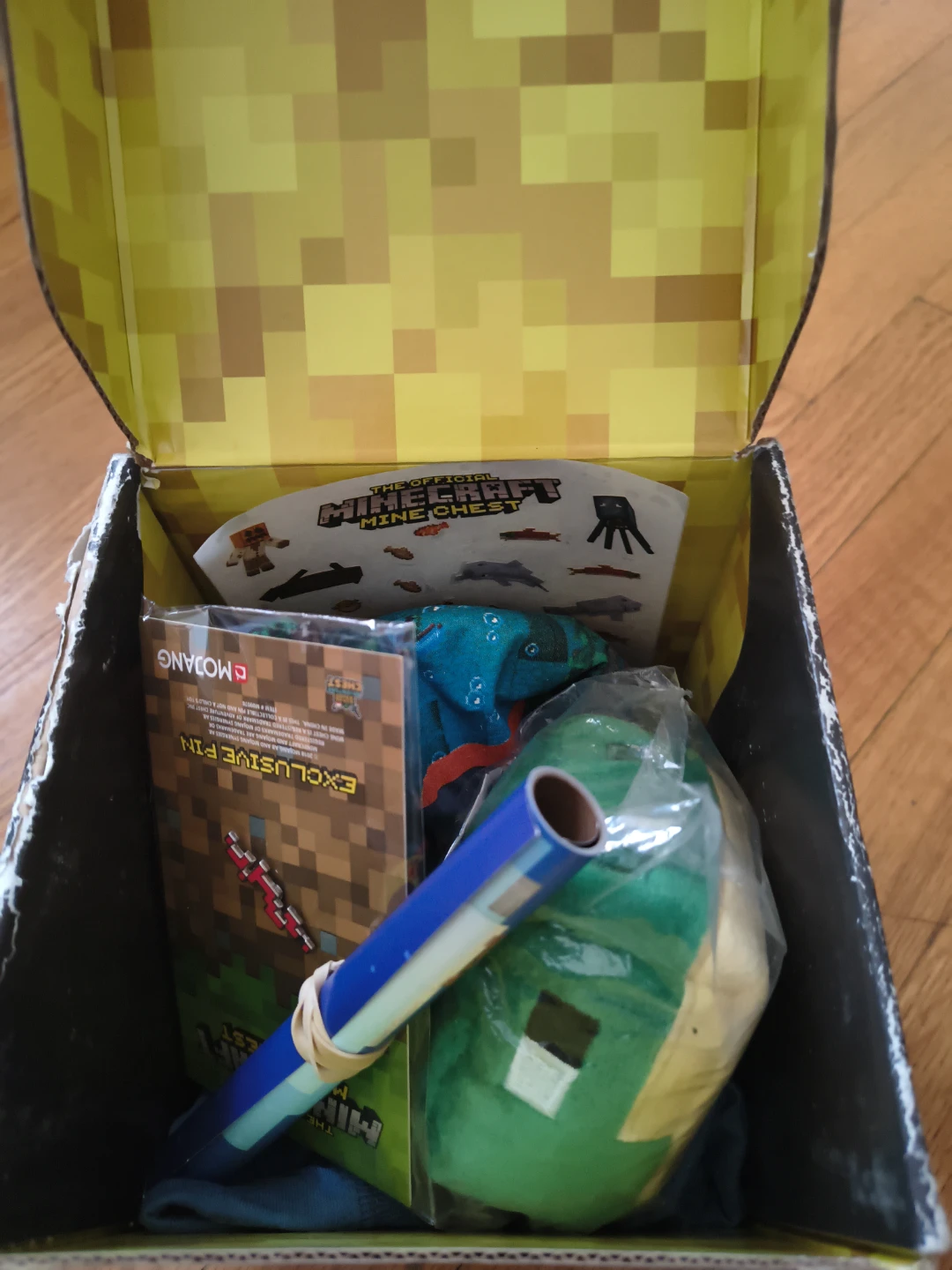 Official Minecraft Mine Chest T-Shirt and Exclusive Pin Set - photo 5