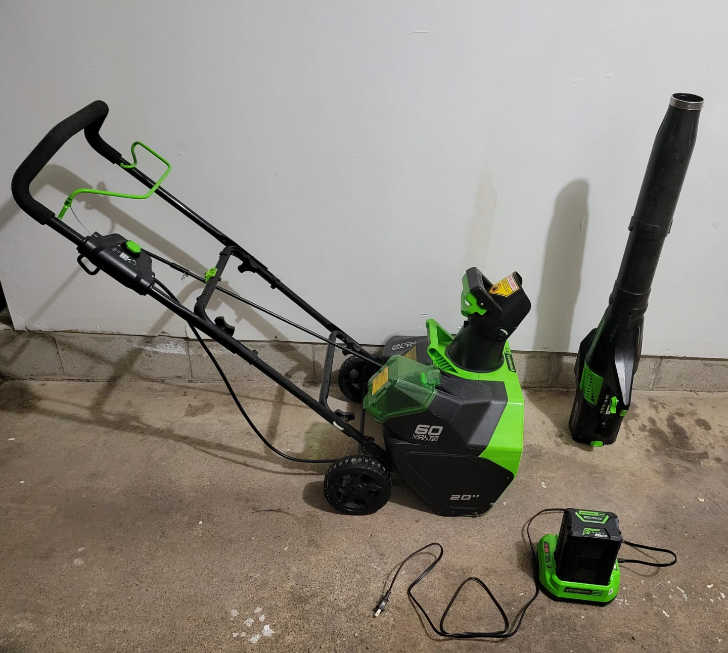 Greenworks Pro 60V 20" Snow Thrower and Leaf Blower Combo - photo 2