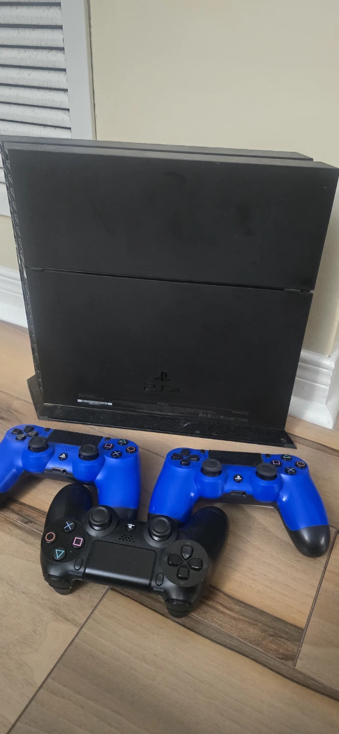 PlayStation 4 Console with 3 Controllers - photo 2