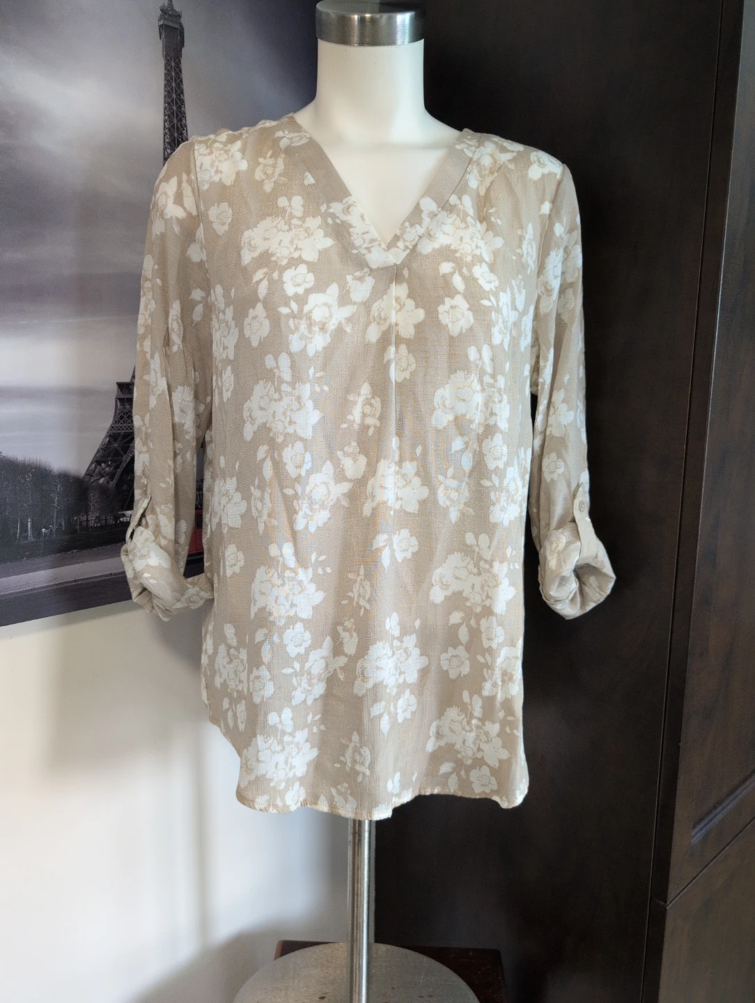 Iyla Women's Beige Floral Print V-Neck Top Size 10