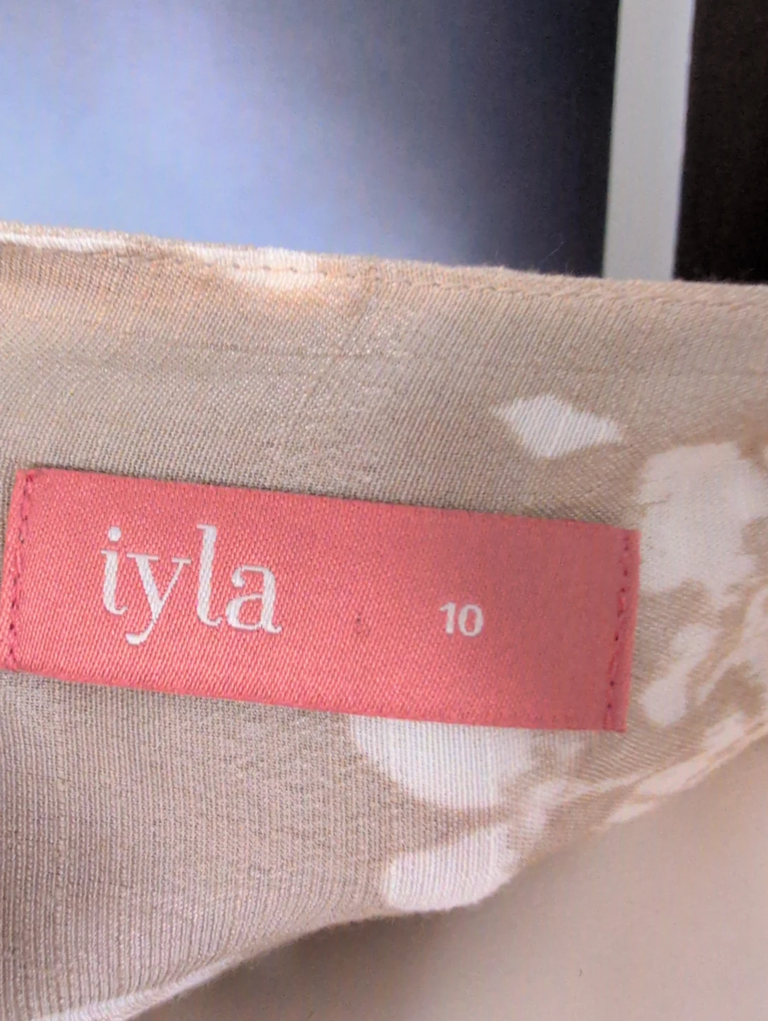 Iyla Women's Beige Floral Print V-Neck Top Size 10 - photo 5