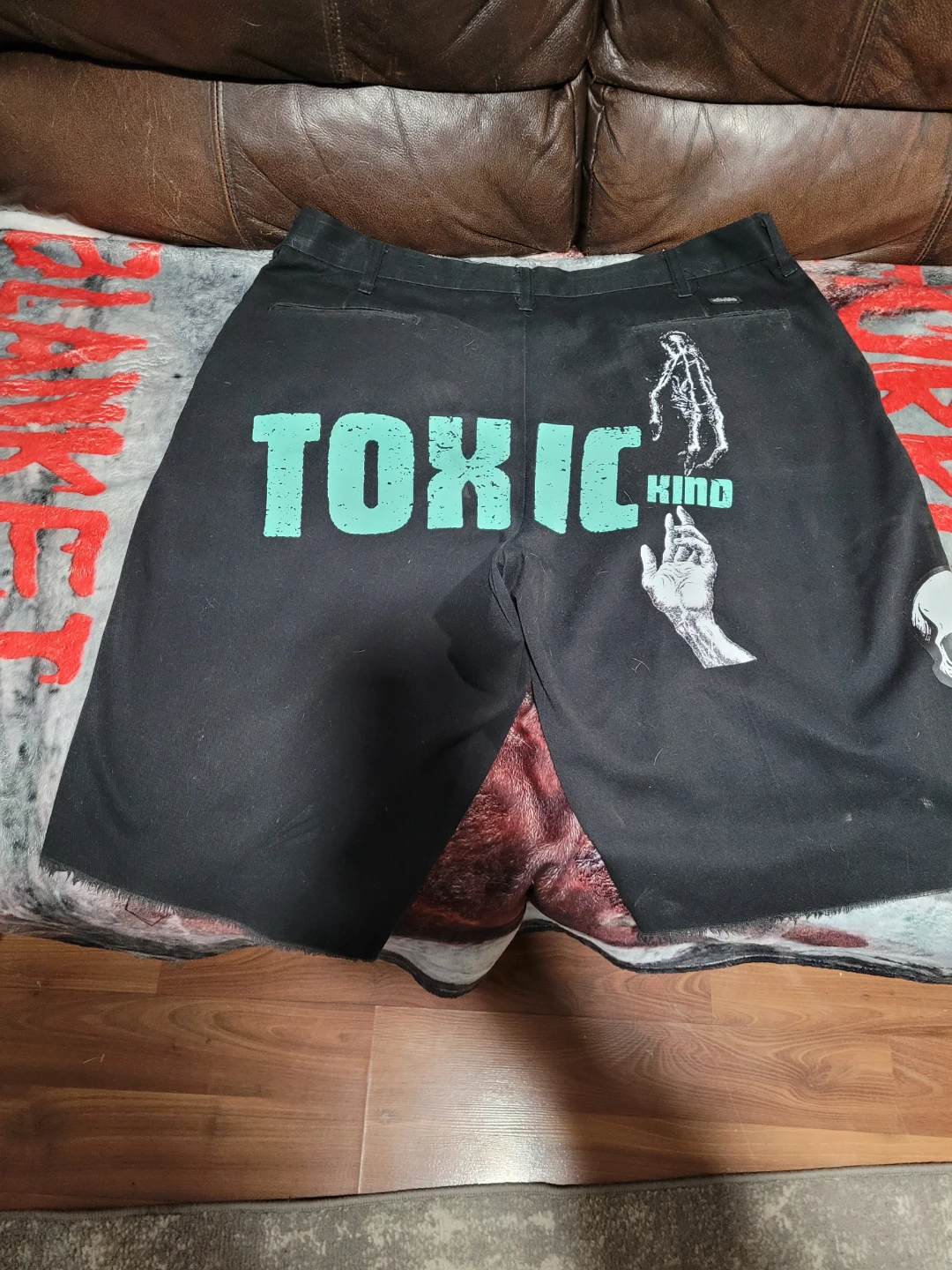 Black "Toxic Kind" Graphic Shorts - photo 2