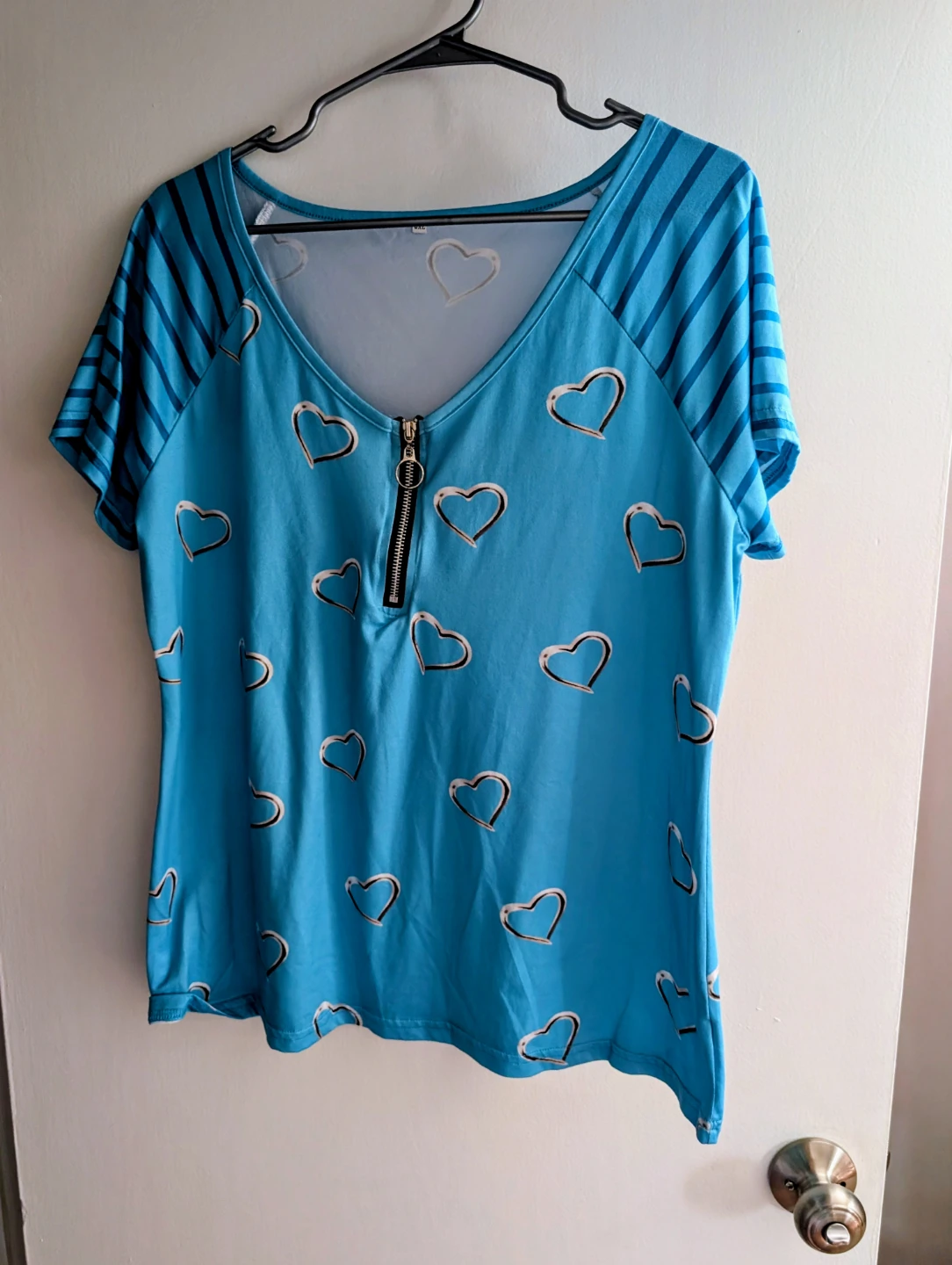 Blue short-sleeve t-shirt with heart print and zipper